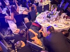 Em um caótico jantar de imprensa na Casa Branca: “Abaixo, abaixo!”