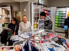 A confiança do consumidor nos EUA caiu em abril para o nível mais baixo desde 1952