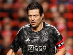 Um dos melhores jogadores de futebol dos anos 90, brilhou pelo Ajax, Barcelona e Liverpool e volta a jogar aos 55 anos.