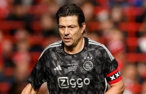 Um dos melhores jogadores de futebol dos anos 90, brilhou pelo Ajax, Barcelona e Liverpool e volta a jogar aos 55 anos.