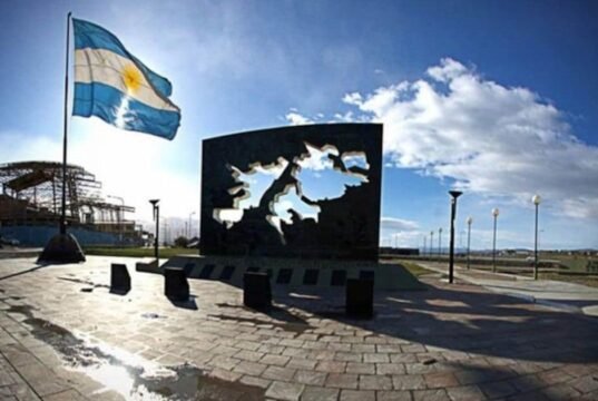 Segundo a Reuters, os Estados Unidos estão a considerar reconsiderar o seu apoio à soberania britânica sobre as Ilhas Malvinas.