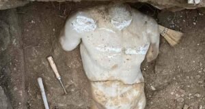 A Grécia devolveu cinco antiguidades que três irmãos guardavam em casa: uma estátua de Hermes e da deusa Atena entre as relíquias.