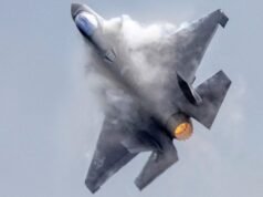 Os Estados Unidos e o Irão intensificaram a busca pelo caça F-15 abatido em meio a tensões regionais.