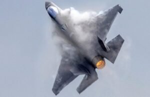 Os Estados Unidos e o Irão intensificaram a busca pelo caça F-15 abatido em meio a tensões regionais.