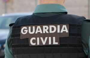 Um homem que se passou pela polícia local e pelos guardas civis para solicitar pornografia infantil através do Instagram foi condenado a 16 meses de prisão.