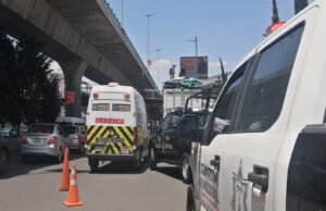 Caminhão de lixo bate na ponte Periférico Norte e mata dois em Naucalpan