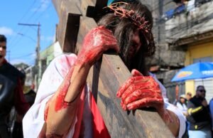 Igreja Católica em Honduras pede “paz desarmada” durante Via Sacra em Tegucigalpa