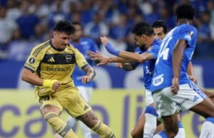 Em partida polêmica, o Boca perdeu por 1 a 0 para o Cruzeiro no Brasil e perdeu pela primeira vez na Libertadores.
