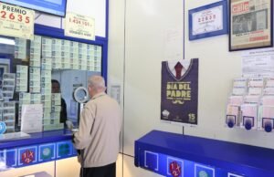 O apostador da lotaria acusado na Galiza de dar bilhetes no valor de 4,7 milhões de euros está a ser julgado: pedem seis anos de prisão.