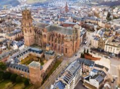 A incrível catedral gótica com uma torre de 87 metros de altura onde foi medida a circunferência da terra e nasceu o metro.