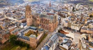 A incrível catedral gótica com uma torre de 87 metros de altura onde foi medida a circunferência da terra e nasceu o metro.