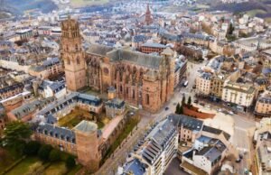 A incrível catedral gótica com uma torre de 87 metros de altura onde foi medida a circunferência da terra e nasceu o metro.
