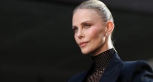 O jeito de Charlize Theron: exercícios, comida e álcool para uma vida plena