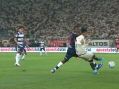 Luis Advíncula foi expulso em Universitario x Alianza Lima, mas foi reintegrado pelo árbitro com auxílio do VAR em partida regular pela Liga 1 2026.