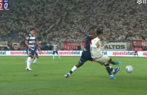 Luis Advíncula foi expulso em Universitario x Alianza Lima, mas foi reintegrado pelo árbitro com auxílio do VAR em partida regular pela Liga 1 2026.