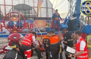 Pânico na Feira de Sevilha: quatro feridos quando a corda do ‘estilingue’ se rompe