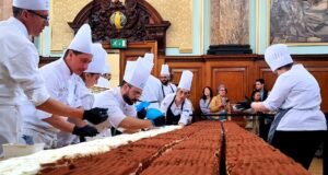Mais de 440 metros, 50 mil bolos e 3 mil ovos: 100 chefs italianos quebraram o recorde do tiramisu mais longo do mundo