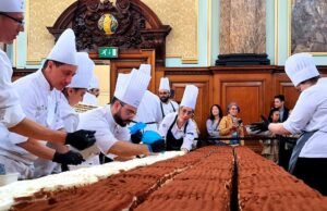 Mais de 440 metros, 50 mil bolos e 3 mil ovos: 100 chefs italianos quebraram o recorde do tiramisu mais longo do mundo