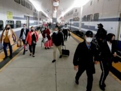 Como o transporte público se compara ao transporte compartilhado para viagens no LAX?