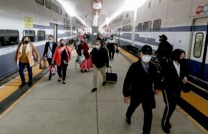 Como o transporte público se compara ao transporte compartilhado para viagens no LAX?