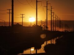 Homem que se manifesta contra o centro de notícias é preso na reunião do conselho do Condado Imperial enquanto as tensões aumentam em todo o país