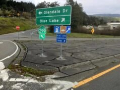 Mulher da Califórnia escapa de sequestro enviando uma mensagem de texto para o 911 no banheiro do posto de gasolina, dizem os deputados