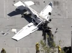 Avião vira de cabeça para baixo no estacionamento da concessionária SoCal, piloto hospitalizado