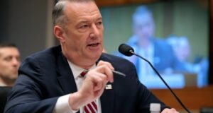 O diretor do ICE, Todd Lyons, renunciará no final de maio, afirma o chefe da segurança interna