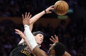 Austin Reaves, do Lakers, durante a temporada regular com distensão no quadril