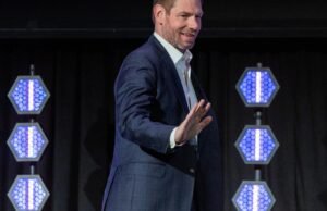 O deputado Eric Swalwell enfrenta apelos para renunciar após suposta agressão