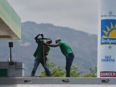 Os haitianos ficaram sem alimentos escassos devido ao aumento dos preços do petróleo