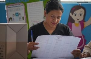 Eleições no Peru se arrastaram pelo segundo dia depois que as cédulas não foram entregues
