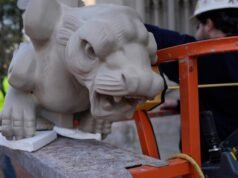 A gárgula final está de volta ao lugar no topo de uma catedral de Kentucky inspirada em Notre Dame