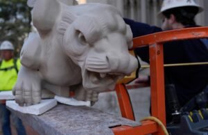 A gárgula final está de volta ao lugar no topo de uma catedral de Kentucky inspirada em Notre Dame