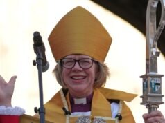 Papa reza à Arcebispo de Canterbury, Sarah Mullally, em encontro histórico e troca de votos