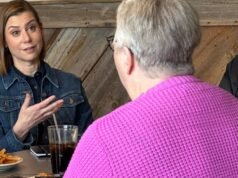 A senadora Elissa Slotkin se reúne com os eleitores de Trump em Iowa enquanto faz campanha pelos democratas