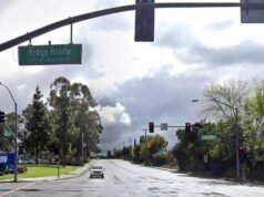 Um jovem que dirigia uma motocicleta elétrica bateu e ficou gravemente ferido, um homem de 81 anos