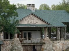 O diretor do Camp Mystic pede desculpas aos familiares das vítimas na audiência