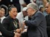 Geno Auriemma pede desculpas a Dawn Staley pela concussão no Final Four