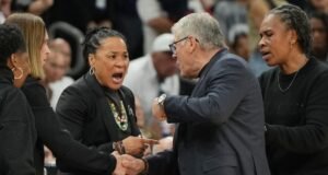 Geno Auriemma pede desculpas a Dawn Staley pela concussão no Final Four