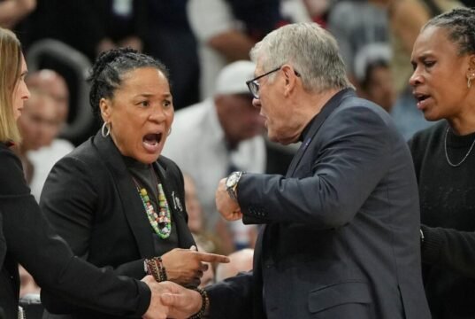 Geno Auriemma pede desculpas a Dawn Staley pela concussão no Final Four