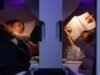 A companhia aérea oferece beliches na classe econômica, mas não é permitido fumar