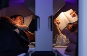 A companhia aérea oferece beliches na classe econômica, mas não é permitido fumar