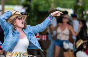 Ventos fortes causaram estragos no Stagecoach, adiaram o festival e deslocaram fãs