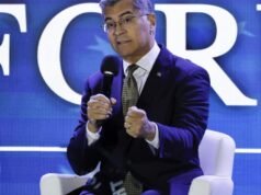 À medida que as primárias se aproximam, os principais candidatos a governador da Califórnia estão debatendo esta noite