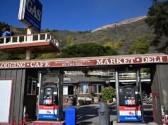 A gasolina custa US$ 10 o galão no posto Big Sur. O proprietário explica porque o preço não pode ser mais alto