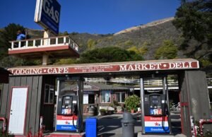 A gasolina custa US$ 10 o galão no posto Big Sur. O proprietário explica porque o preço não pode ser mais alto