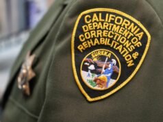Um guarda penitenciário da Califórnia foi acusado de contrabandear 20 quilos de cocaína