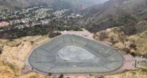 As paliçadas de armazenamento que estavam vazias durante o incêndio estão novamente secas. Os moradores não estão felizes com isso