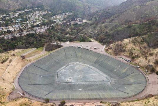As paliçadas de armazenamento que estavam vazias durante o incêndio estão novamente secas. Os moradores não estão felizes com isso